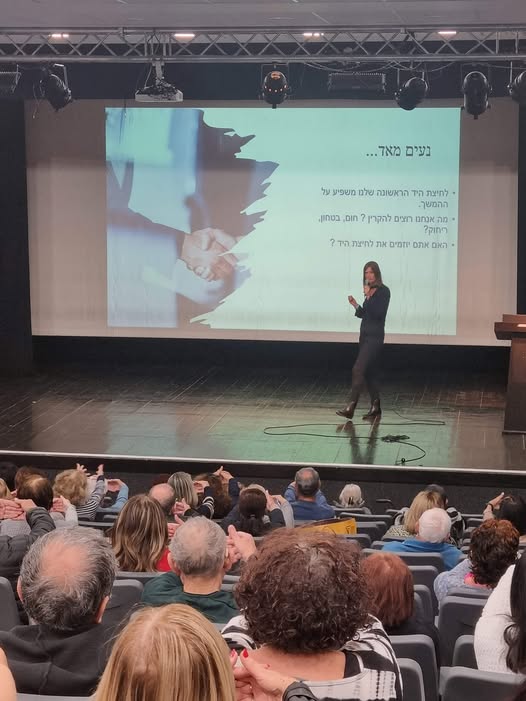 אתי מרצה עם קהל